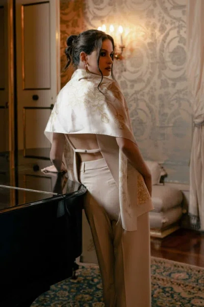 Elizabetta Isabella In White