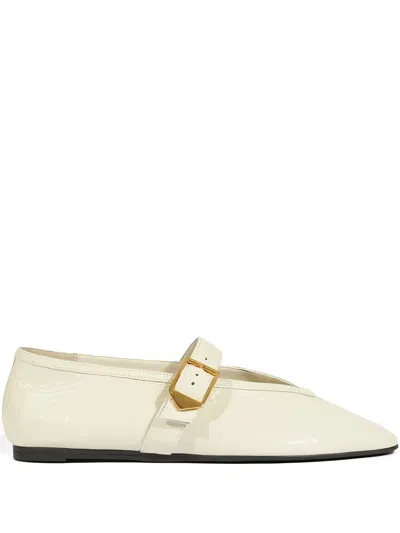 扣环镶嵌平底鞋