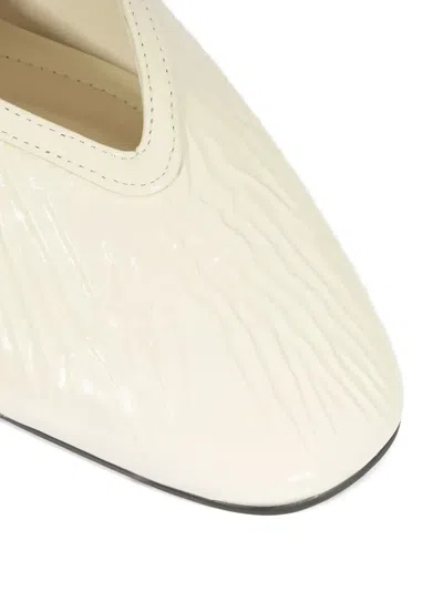 扣环镶嵌平底鞋