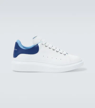 Alexander Mcqueen Sneakers Oversize In Pelle Bianca E Talloncino In Pelle Scamosciata Blu Avio In White