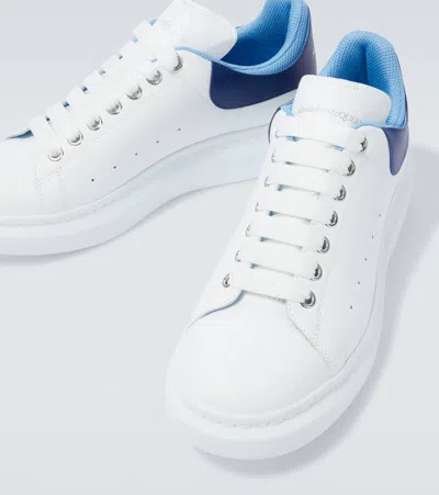 Alexander Mcqueen Sneakers Oversize In Pelle Bianca E Talloncino In Pelle Scamosciata Blu Avio In White