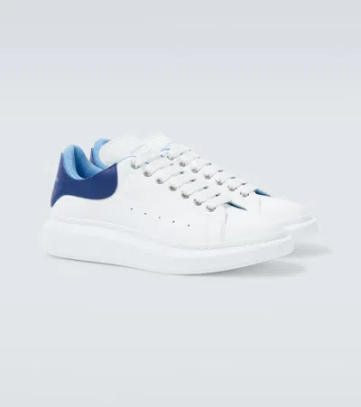 Alexander Mcqueen Sneakers Oversize In Pelle Bianca E Talloncino In Pelle Scamosciata Blu Avio In White