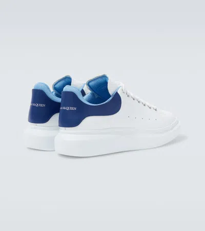 Alexander Mcqueen Sneakers Oversize In Pelle Bianca E Talloncino In Pelle Scamosciata Blu Avio In White
