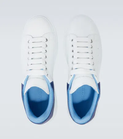 Alexander Mcqueen Sneakers Oversize In Pelle Bianca E Talloncino In Pelle Scamosciata Blu Avio In White