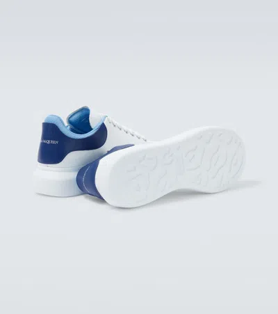 Alexander Mcqueen Sneakers Oversize In Pelle Bianca E Talloncino In Pelle Scamosciata Blu Avio In White