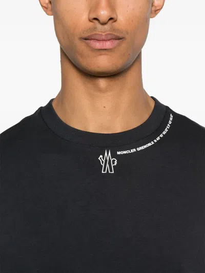 Moncler T-shirt Con Logo In Black
