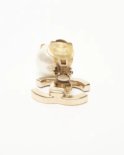 Pre-owned Chanel Cc And Pearls Clip-on Earrings In Gold