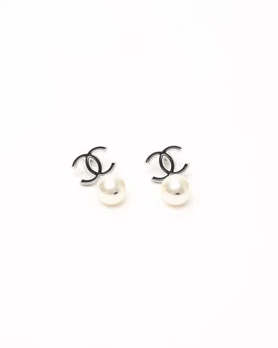 Pre-owned Chanel Cc And Pearls Earrings In Gold