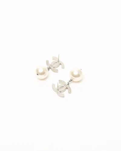 Pre-owned Chanel Cc And Pearls Earrings In Gold