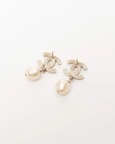Pre-owned Chanel Cc And Pearls Earrings