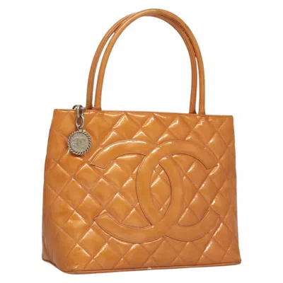 Pre-owned Chanel Medaillon Beige Patent Leather Tote Bag ()