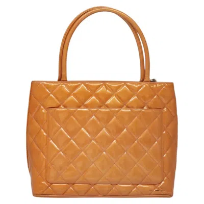 Pre-owned Chanel Medaillon Beige Patent Leather Tote Bag ()
