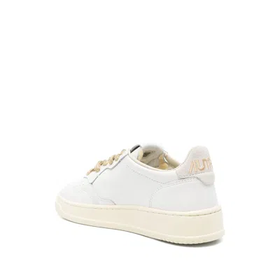 Autry Medalist Low Sneakers In White Leather And Suede Heel Tab In White