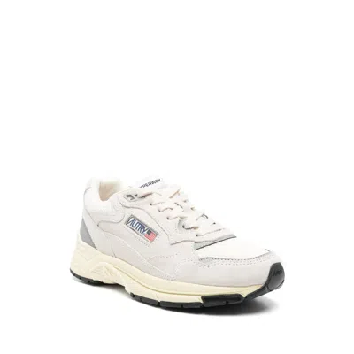 Autry Hyperway White Low Top Sneakers With Logo Patch On Side And Tongue In Suede And Mesh Woman In Neutral