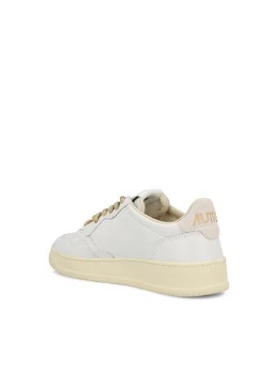 Autry Medalist Low Sneakers In White Leather And Suede Heel Tab In White