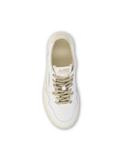 Autry Medalist Low Sneakers In White Leather And Suede Heel Tab In White
