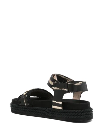 LOGO标牌绒面皮凉鞋