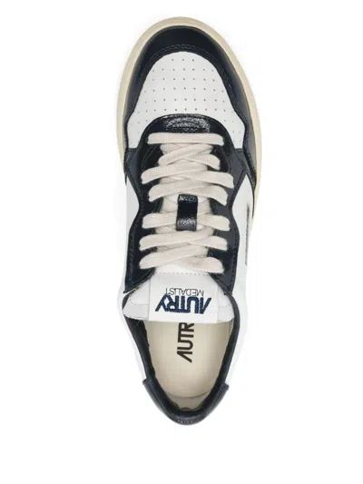 Autry Low Top Medalist Sneakers In White