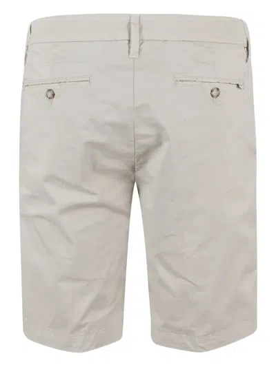 卡其短裤