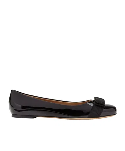 Ferragamo Varina Bow-embellished Patent-leather Ballet Flats In Black