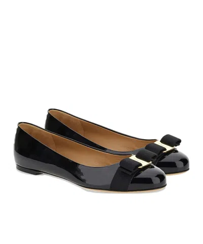 Ferragamo Varina Bow-embellished Patent-leather Ballet Flats In Black