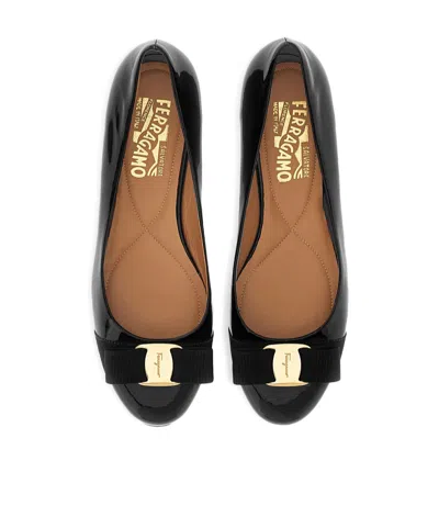Ferragamo Varina Bow-embellished Patent-leather Ballet Flats In Black
