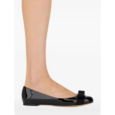 Ferragamo Varina Bow-embellished Patent-leather Ballet Flats In Black