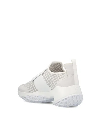 Roger Vivier Round Toe Low Cut Casual Shoes In White