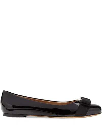 Ferragamo Varina Bow-embellished Patent-leather Ballet Flats In Black