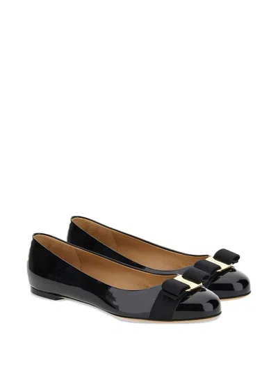 Ferragamo Varina Bow-embellished Patent-leather Ballet Flats In Black