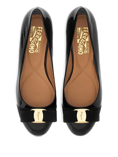 Ferragamo Varina Bow-embellished Patent-leather Ballet Flats In Black