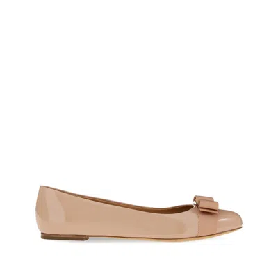 Ferragamo Varina Patent Bow-detail Ballet Flats In Neutral