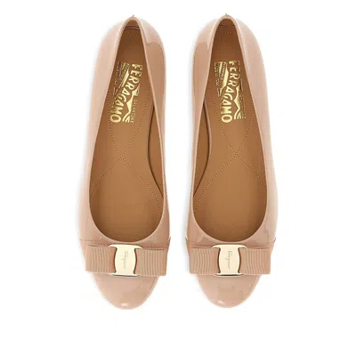 Ferragamo Varina Patent Bow-detail Ballet Flats In Neutral