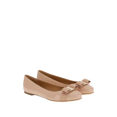 Ferragamo Varina Patent Bow-detail Ballet Flats In Neutral