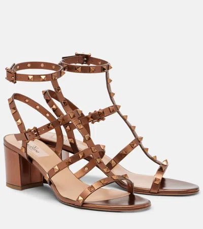 Valentino Garavani Sandalen Rockstud Aus Metallic-leder In Brown