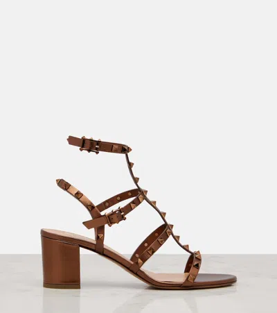 Valentino Garavani Sandalen Rockstud Aus Metallic-leder In Brown