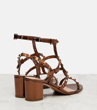 Valentino Garavani Sandalen Rockstud Aus Metallic-leder In Brown