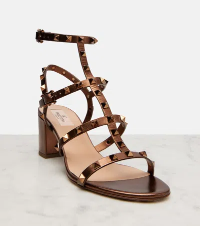 Valentino Garavani Sandalen Rockstud Aus Metallic-leder In Brown