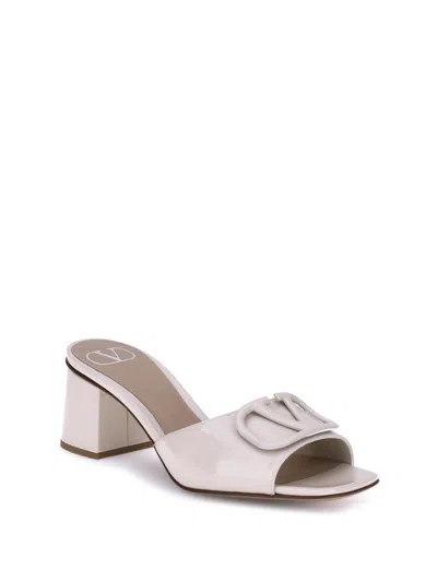 Valentino Garavani Slide Sandals With Vlogo In Patent Leather In Neutral