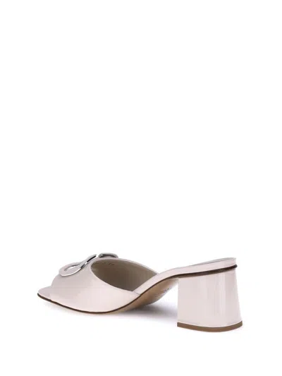 Valentino Garavani Slide Sandals With Vlogo In Patent Leather In Neutral