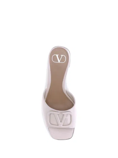 Valentino Garavani Slide Sandals With Vlogo In Patent Leather In Neutral