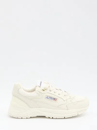 Autry Hyperway Sneakers In Whisper White Laminated Leather And Mesh In Neutral