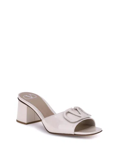 Valentino Garavani Slide Sandals With Vlogo In Patent Leather In Neutral