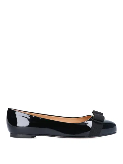 Ferragamo Varina Bow-embellished Patent-leather Ballet Flats In Black