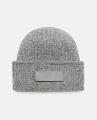 Jacquemus Soft Ribbed Knit Cap With Grosgrain Label Detail In Gray