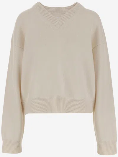 Armarium Stretch V-neck Cashmere Sweater In Neutral