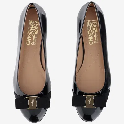 Ferragamo Varina Bow-embellished Patent-leather Ballet Flats In Black