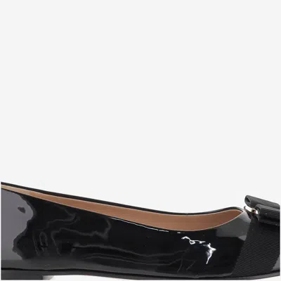 Ferragamo Varina Bow-embellished Patent-leather Ballet Flats In Black