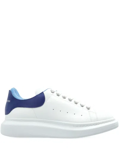 Alexander Mcqueen Sneakers Oversize In Pelle Bianca E Talloncino In Pelle Scamosciata Blu Avio In White