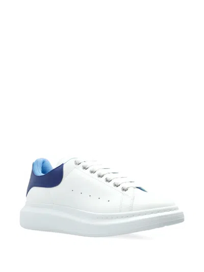 Alexander Mcqueen Sneakers Oversize In Pelle Bianca E Talloncino In Pelle Scamosciata Blu Avio In White
